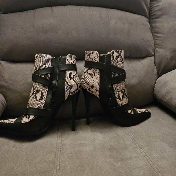 EVERYTHING MUST GO! NWOT / ShoeDazzle Sexy Tan & Black Snakeskin Booties / Sz 9 - Picture 4 of 10